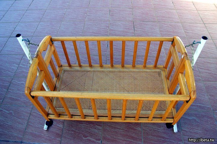 木制婴儿手摇床