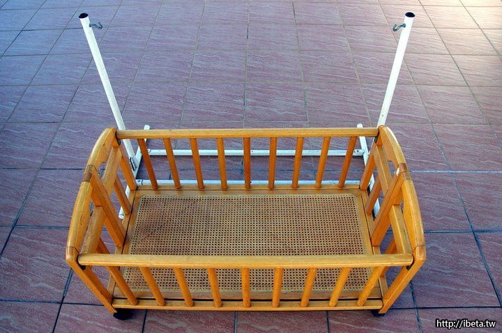 木制婴儿手摇床